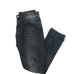 Nudie Jeans - Bra skick förutom att de har ett lagat hål på baksidan (se sista bilden) men det syns nästan inte alls när man har på sig dem.