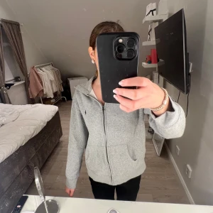 Polo Ralph Lauren sip hoodie  - Säljer min sköna och fina sip hoodie. Den sitter som en xxs/xs. 