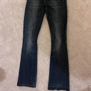 Mörkblå bootcut jeans från Crocker - Jättesnygga lågmidjade bootcut jeans från Crocker. Supersnygg passform 