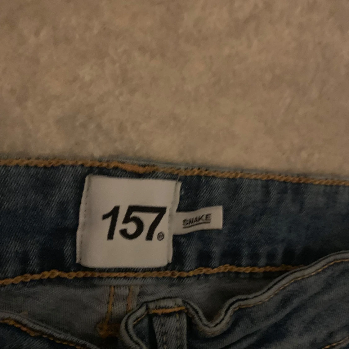 Blå jeans med slitningar från lager157 - 1