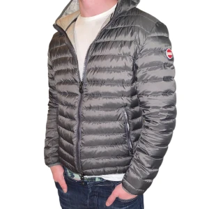 Colmarjacka - Snygg grå pufferjacka från Colmar med dragkedja och långärmad design. Jackan har en quiltad look och en liten logotyp på ärmen. Perfekt för kyligare dagar och ger en stilren touch till din outfit.