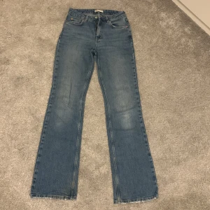 Blå jeans från Perfect Jeans - Snygga blå jeans från Perfect Jeans med en klassisk femficksdesign. De har en rak passform och är perfekta för en avslappnad stil. Märkeslappen sitter på baksidan av midjan.