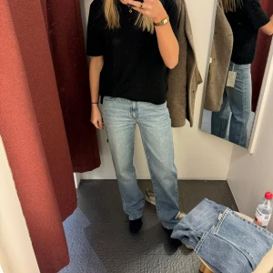 Ljusblå jeans - Snygga ljusblå jeans med en klassisk straight passform. Perfekta för en avslappnad stil. De har en normal midja och är tillverkade i jeansmaterial.