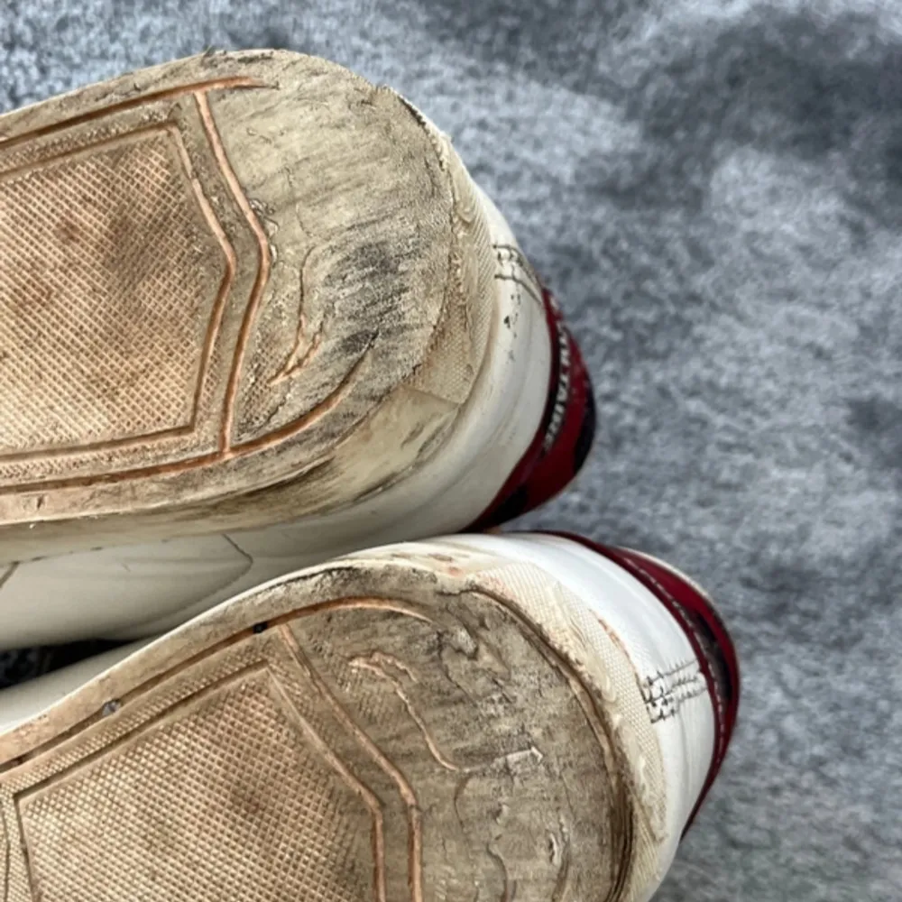 Snygga vita sneakers med leopardmönstrade detaljer i rött och svart från Zadig & Voltaire. De har några defekter, de sista 2 bilderna. Men det är varken något som syns eller känns. Box och dustbag medföljer. Nypris är 4000. Kengät.
