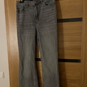 Jeans bootcut  - Gråa jeans från lager 157, bootcut split dom är använda 1 gång 