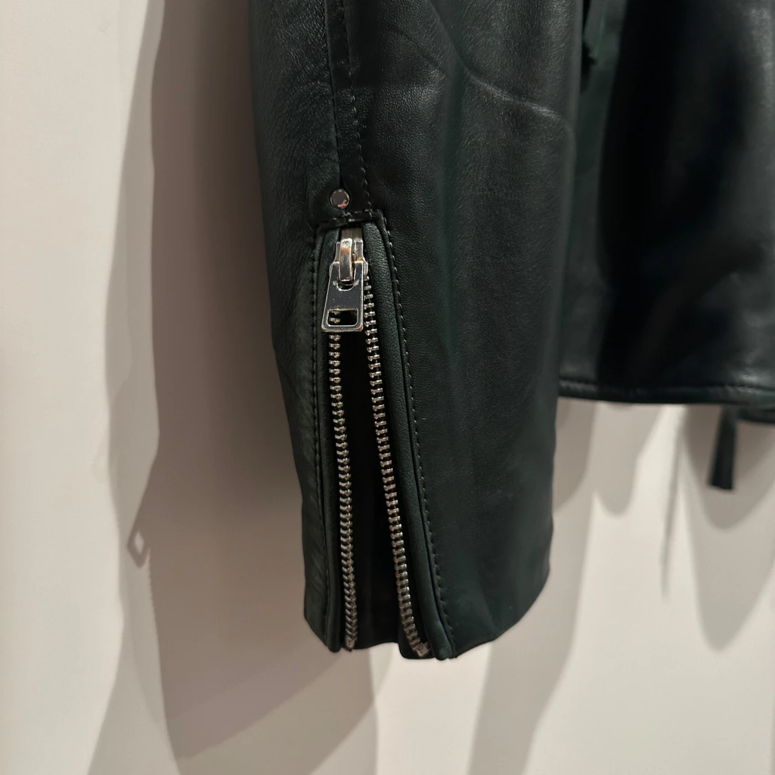 Grön skinnjacka från Mango - 3