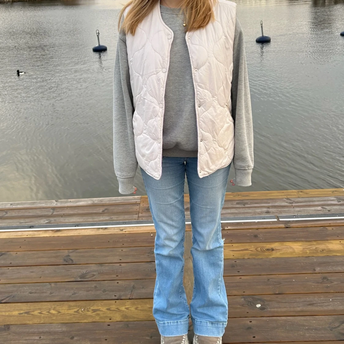 Vit och lila dunväst