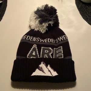 Åre mössa  - Kollar intresset för min helt nya Åre mössa. Den är aldrig använd och är en stilren och varm mössa. Skicka gärna ett meddelande till mig om du är intresserad💕