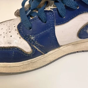 Blå och vita Jordan lows  - Säljer ett par blå vita jordan lows , köpta på JD sports förra sommaren , dom är väldigt andvända som det syns på bilderna men hela inuti , pris kan defenetivt diskuteras skriv gärna vid frågor eller fler bilder 