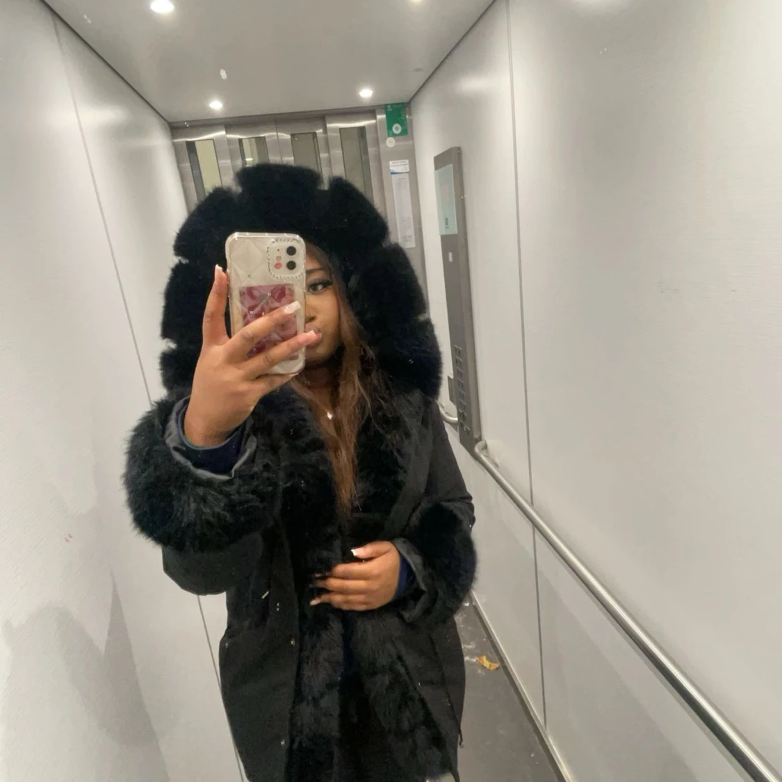 Svart pälsjacka med huva