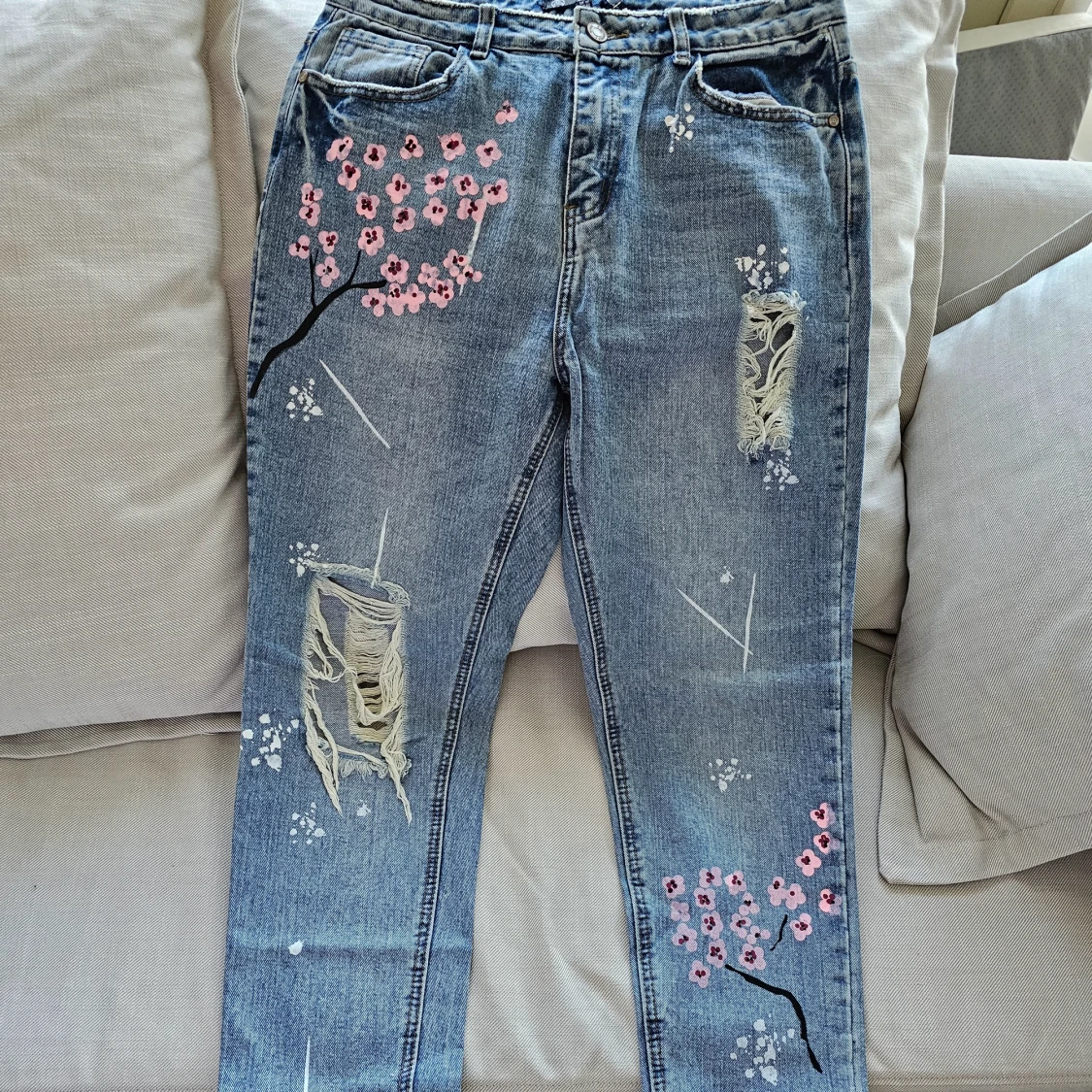Riots målade jeans med körsbärsblommor