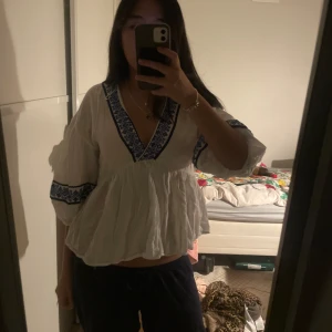 zara blus  - zara blus i stl s. anvönd få gånger och inga defekter! osäker på att sälja därav priset!