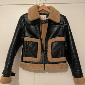 Stand studio faux shearling jacket, skinnjacka - Snygg svart skinnjacka i fakeskinn från Stand studios. Passar perfekt till höst och vår, är i bra skick. Kan skicka eller mötas upp:) 