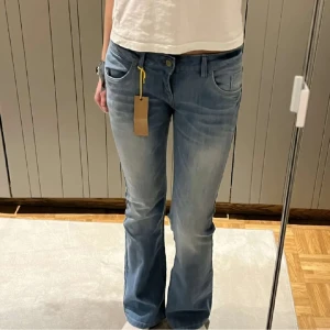Blå bootcut jeans - Snygga blå, långmidjade bootcut jeans