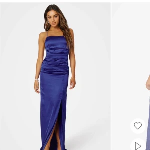 Mörkblå balklänning  - Elegant mörkblå långklänning i satin med smala axelband och en stilren slits framtill. Klänningen har en åtsittande passform och korsade band i ryggen för en extra detalj. Perfekt för en studentbal/avslutning. Pris kan diskuteras vid snabba köp💕💕