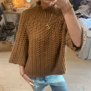 Stickad polotröja  - Supersnygg grov stickad polotröja i mycket gott skick! Vid köp tryck köp nu❤️hör av dig vid funderingar! 