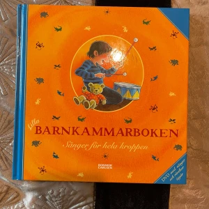 Lilla Barnkammarboken: Sånger för hela kroppen - En färgglad bok med älskade barnsånger och roliga rörelser. Inkluderar en DVD med sånger och rörelser. Perfekt för att sjunga och leka med hela kroppen. 