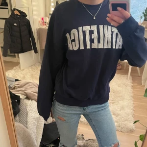 Mörkblå sweatshirt från Gina Tricot - Säljer en mörkblå sweatshirt från Gina Tricot ❣️