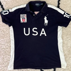 Ralph lauren chief keef polo - Riktig fet polo min personliga favorit den är så himla fet men måste säljas då det är dags för ny era. Den har inga defekter och har varit sedd på många kända rappare som till exempel hackle som visas på bilden.