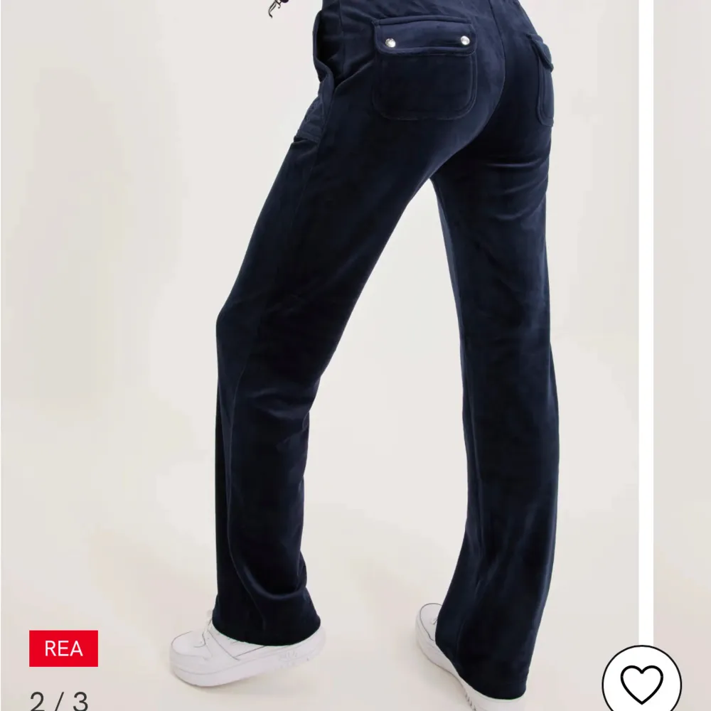 Ett par mörkblå juicy byxor i storlek Xxs. De är i bra kvalitet. Skriv om ni vill ha bilder på❤️. Farkut & Housut.