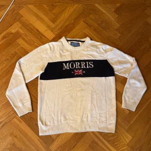 Morris tröja - Säljer en riktigt fet tröja från Morris! Tröjan är tillverkad i 100% bomull och är perfekt att bygga lager med! Skicket är 10/10 Använd 1-2 gånger! Storleken är XL men sitter mer som M. Hör gärna av er vid frågor eller funderingar! 