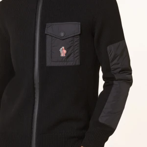 Moncler Grenoble Cardigan - Säljer en stilren svart cardigan från Moncler med dragkedja och en praktisk ficka på bröstet. Hoodien har ribbade muddar och förstärkta detaljer på ärmarna. Perfekt nu till våren! Köptes här på Plick för 3800kr men säljer nu för 3199kr. Funderingar, fler bilder eller frågor är det bara att höra av dig! ✅