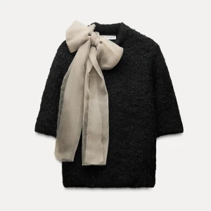 Svart tröja med beige rosett - En så fin elegant men skön tröja från zara. Endast använd 1 gång. ❤️