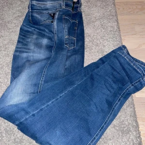  Replay jeans hyperflex - Säljer dessa feta replay jeans hyperflex slim fit i storlek 32. 10/10 skick, Inga skador eller defekter,  kvitto tillkommer samt box då de är från replays hemsida. Pris är ej hugget i sten. Hör av er vid frågor eller funderingar!