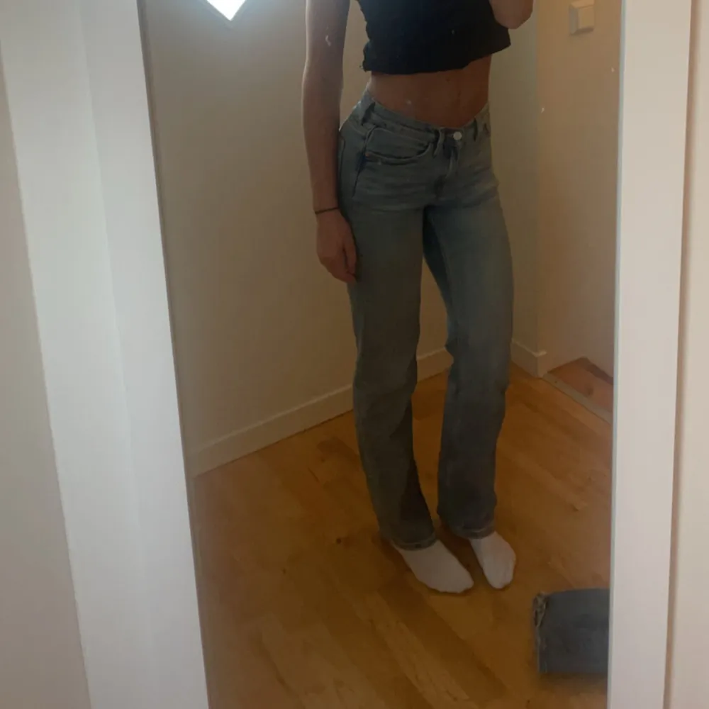Raka jeans från weekday i modellen TWIG. Lågmidjade och med brun tag på baksidan.. Farkut & Housut.