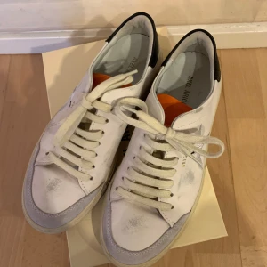 Vita sneakers från Axel Arigato - Snygga vita sneakers från Axel Arigato. ”Skrap märkena” är en del av skon och de är köpta så. Alla tillbehör ingår. Köpta får några år sedan men använda få gånger då dem är för små. 