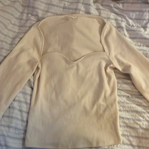 Ribbad topp/långärmad tröja! - Jättefin ribbad och uringad tröja! Endast testad o säljer för att den inte passar mig så bra.😊pris kan diskuteras!