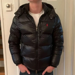 Svart Jacka från Ralph Lauren - Snygg svart Ralph Lauren jacka| Skick 9/10| Inga defekter| Allt og kommer med| Storlek S| vid funderingar eller mer bilder hör gärna av dig|♠️
