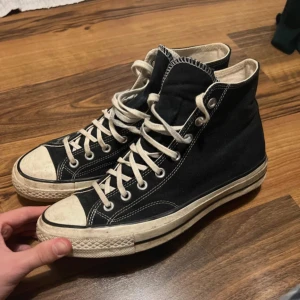 Converse high top - Inga använda på år . Nypris 1019kr. Efter en enkel tvätt är dom som nya 