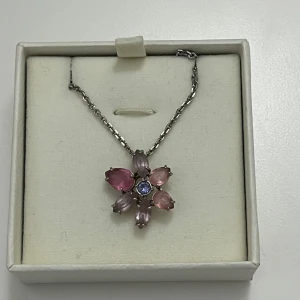 Silver halsband  - Säljer detta så fina halsbandet från Swarovski💓 skriv för fler bilder🤩