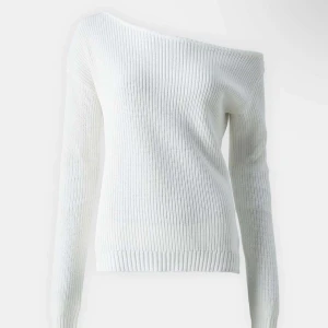 Vit stickad offshoulder tröja - Snygg vit stickad tröja med offshoulder-design. Från märket even&odd. Stolek S. Säljer för den ej kommer till användning. Tröjan är i princip oanvänd.