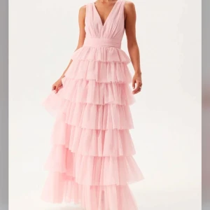 Rosa balklänning - Superfin rosa klänning i tyll som passar perfekt till balen eller andra tillfällen. Klänningen är helt ny med prislapp🩷