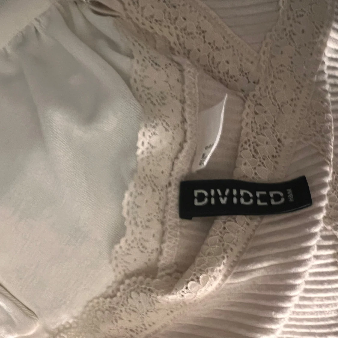 Beige ribbad linnetopp från Divided - 1