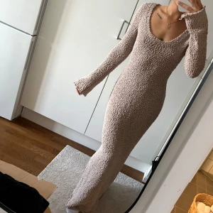 Maxi klänning  - Maxi klänning från NELLY i xxs.  Den har ett litet hål baktill som lätt går att fixa med nål och tråd.  Klänningen är i Teddy material som är väldigt mjukt🤗