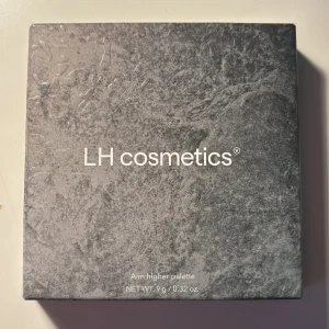 Aim Higher Palette från LH Cosmetics - Snygg ögonskuggspalett från LH Cosmetics med nio olika nyanser. Innehåller både matta och skimrande färger som beige, brun, svart, guld och grå. Perfekt för att skapa både naturliga och dramatiska looks. Kompakt och lätt att ta med sig.
