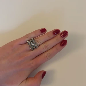 Silvrig ring från Edblad  - Superfin och i superbra skick! Säljer då den inte rikigt kommer till användning längre. Stl 16.00