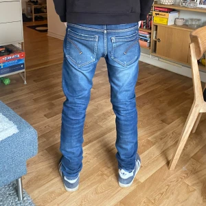 Dondup george jeans - Säljer nu mina snygga dondup jeans. Han på bilden är 175 och jeansens storlek är 32. Bara att skriva vid frågor och funderingar