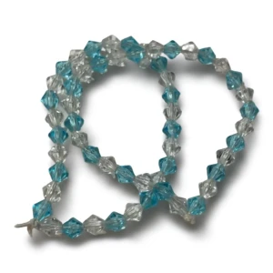 Blå och klara pärlarmband i plast - Två eleganta armband i plast, dekorerade med blå och klara pärlor i en glittrig design. Vintage från 2000.