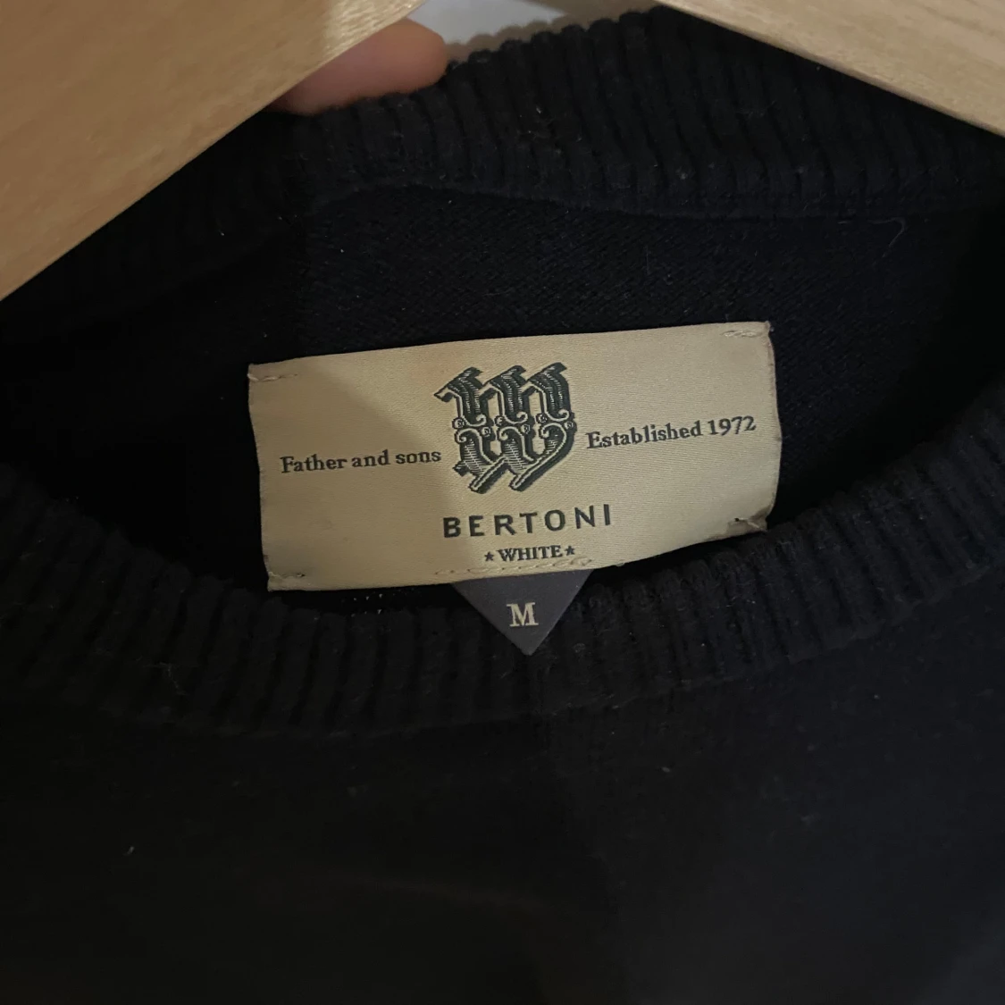 Stickad svart tröja från Bertoni - 3