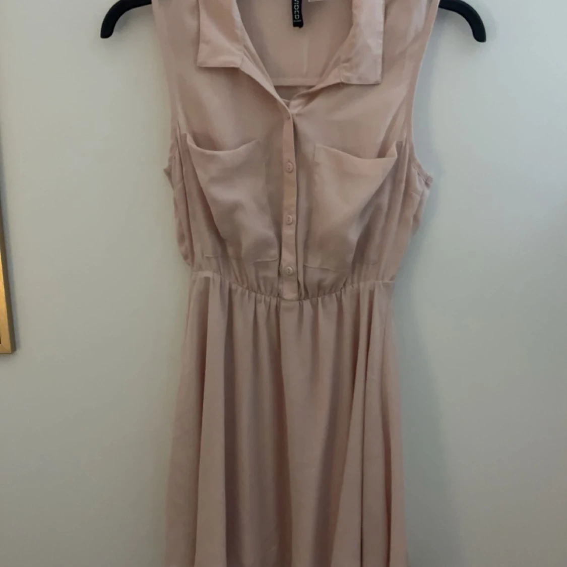 Ljusrosa ärmlös klänning