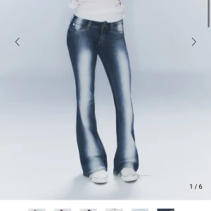 Blå bootcut jeans - Jag säljer dessa slutsålda jeansen från weekday, de är storlek 28-32. Passar bra någon som är runt S. TRYCK INTE KÖP NU!! Ytterst lite slitage. Det finns längst ner på jeansen, som sista bilden visar