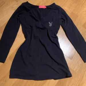 babydoll tröja från playboy  - babydoll top from playboy i mycket bra skick, storlek S, skriv privat för fler bilder 💕💕