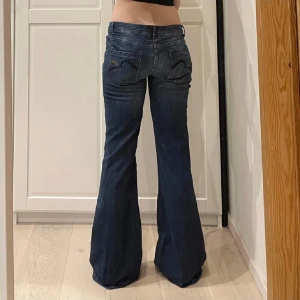 Low waist bootcut jeans  - Så snygga blåa low waist bootcut jeans!! midja: 41,5cm, midjehöjd: 22cm, innerben: 83cm💞 köpta på Plick men säljer vidare då de tyvärr var för små för mig! 