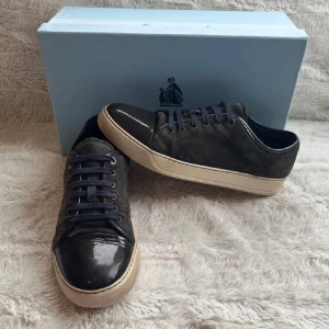 Lanvin skor - Lanvin cap toe|använda men är i fint skick| liten missfärgning på toecap men inget man märker vid användning och minimal flaw| uk8 | box ingår!|pris kan diskuteras vid snabb affär| Hör av dig vid funderingar! Skickar med nya snören!