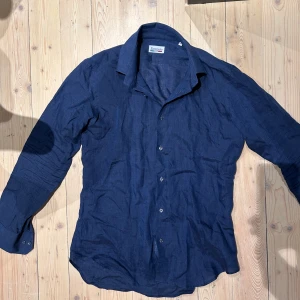 Mörkblå linneskjorta 100% linne - Mörkblå skjorta i 100% linne. Linneskjorta. Storlek M. Helt oanvänd. 