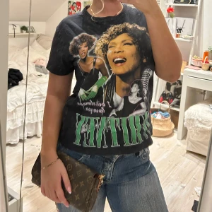 T shirt med tryck  - Super fin t shirt men har lite skråvor i trycket kolla bild❤️